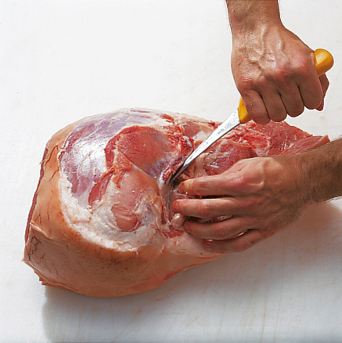 Fleisch, Schweinekeule zerlegen: Beckenknochen auslösen, Step 1