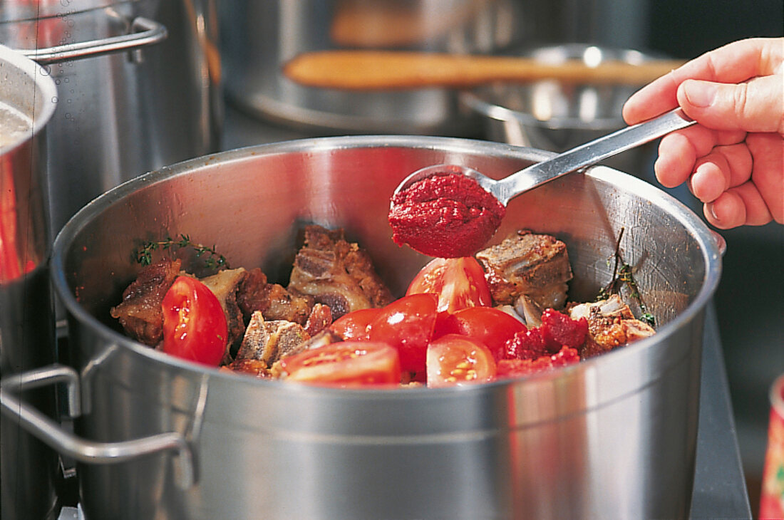 Fleisch, Kalbsjus: Tomaten und Tomatenmark zufügen, Step 5