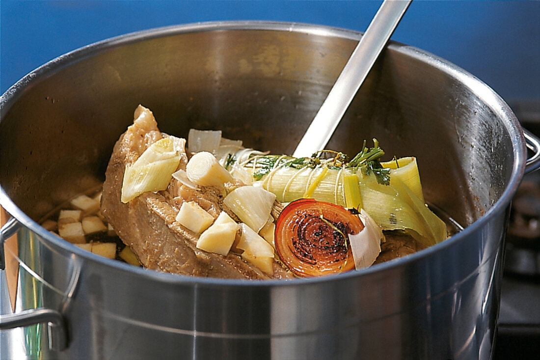 Fleisch, Rinderbrühe: Suppengrün zur Brühe geben, Step 3