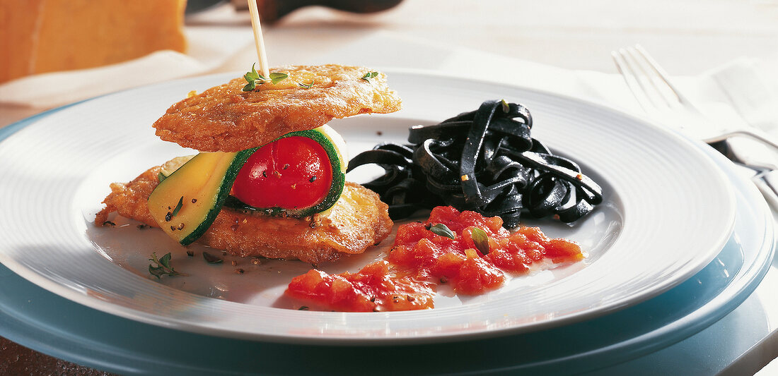 Fleisch, Schnitzel-Tomate-Zucchini-Spieß mit schwarzen Nudeln