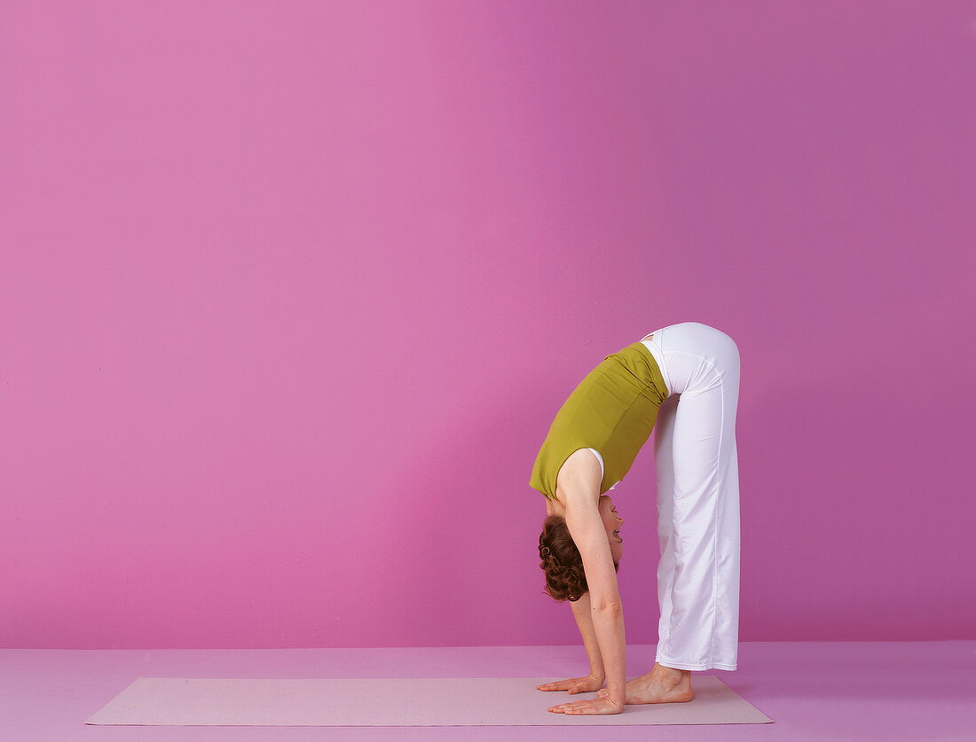 Pilates - Push Up: Frau steht, Hände berühren Boden, Step 2