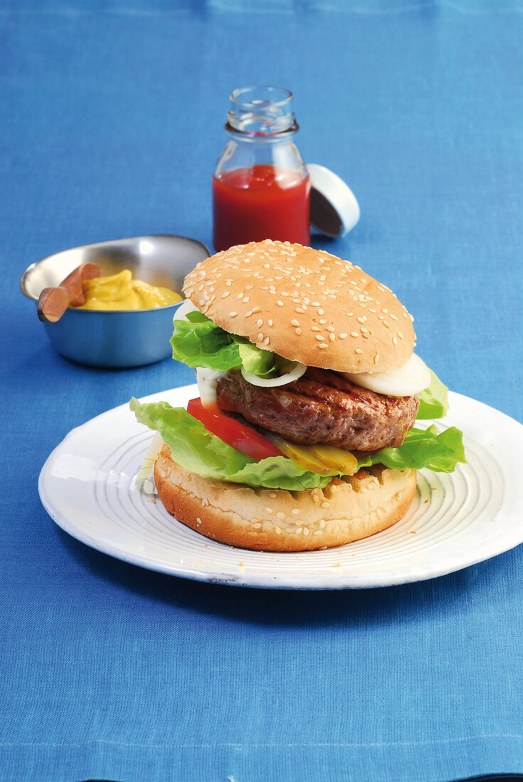 Fleischgerichte, Hamburger mit Tomate, Gurke, Salat, Zwiebel, Senf