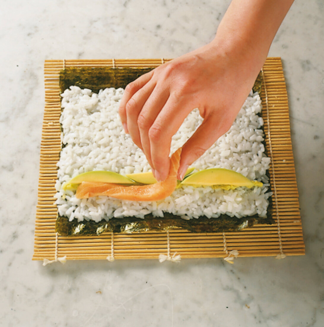 Schnell & Edel, Sushi: Lachs, Avocado auf Reis verteilen, Step 2