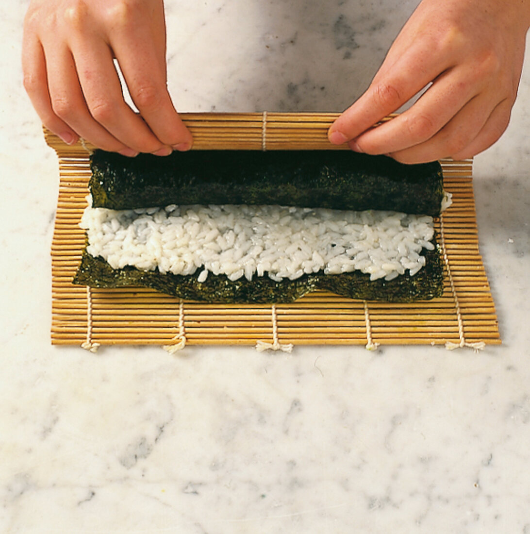 Schnell & Edel, Sushi: Mit Bambusmatte aufrollen, Step 3