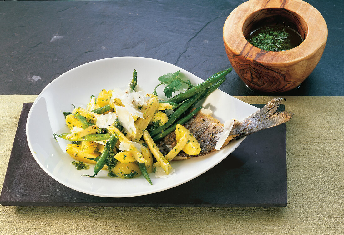 Kräuter und Gewürze, Pasta mit Pesto, Kartoffeln und Dorade