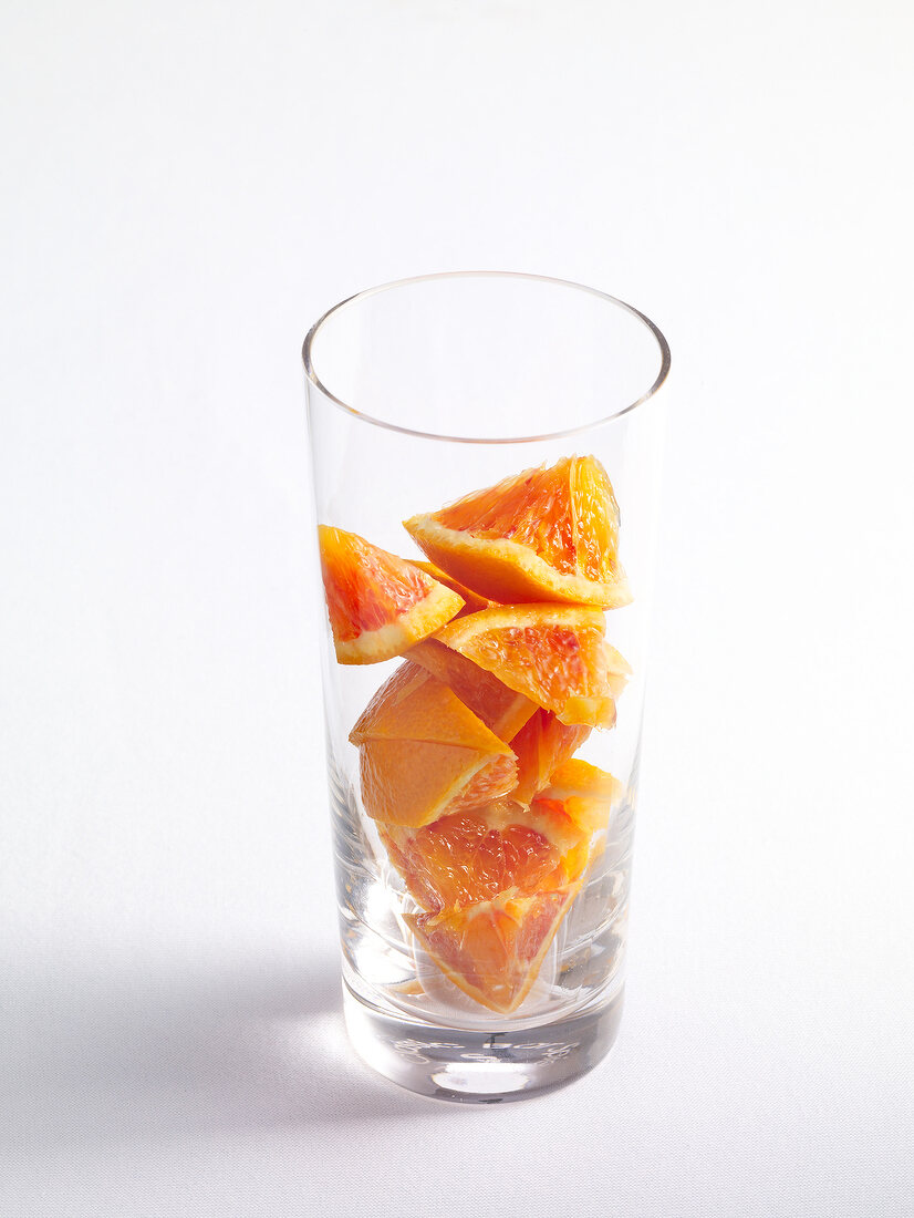 Sommerdrinks, Orangenstücke im Longdrinkglas, Step