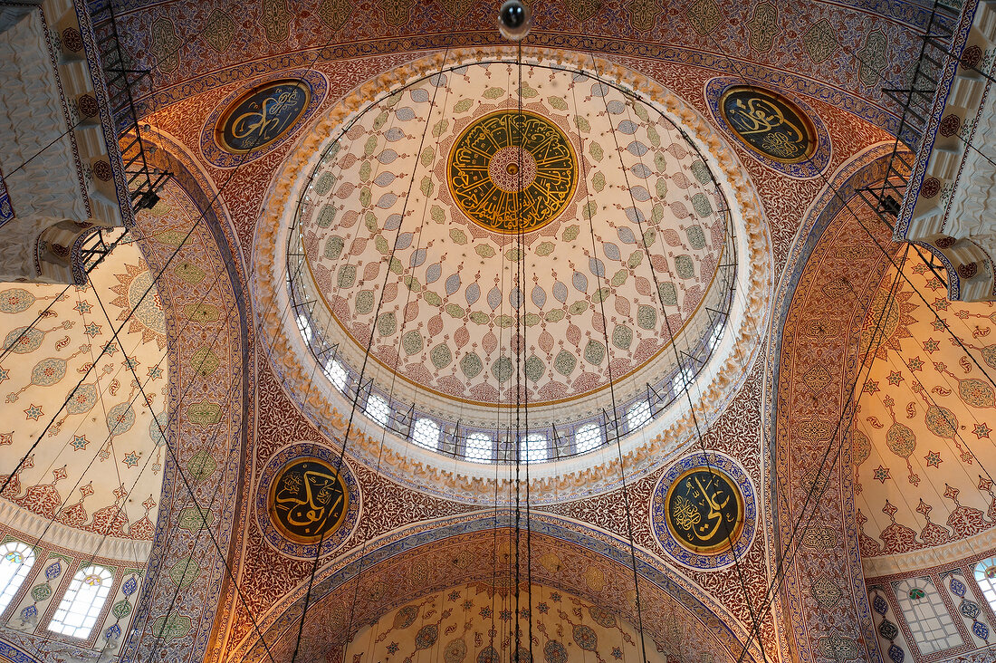 Kuppeln in neuer Moschee, innen. X 