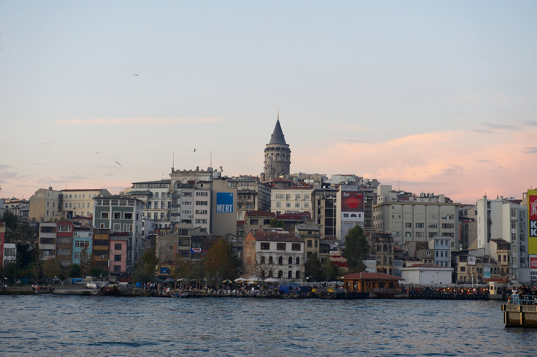Blick auf Galataturm und die Stadt Istanbul.