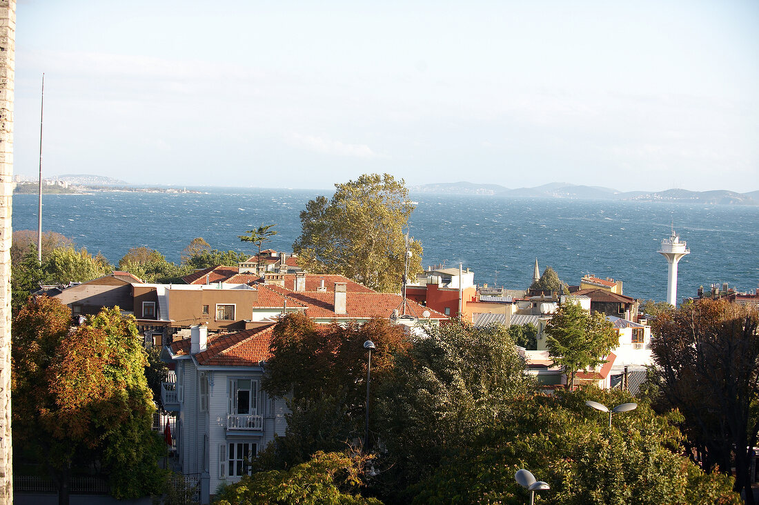 Stadtteil in Istanbul, Gebäude im Grünen, Meerblick.