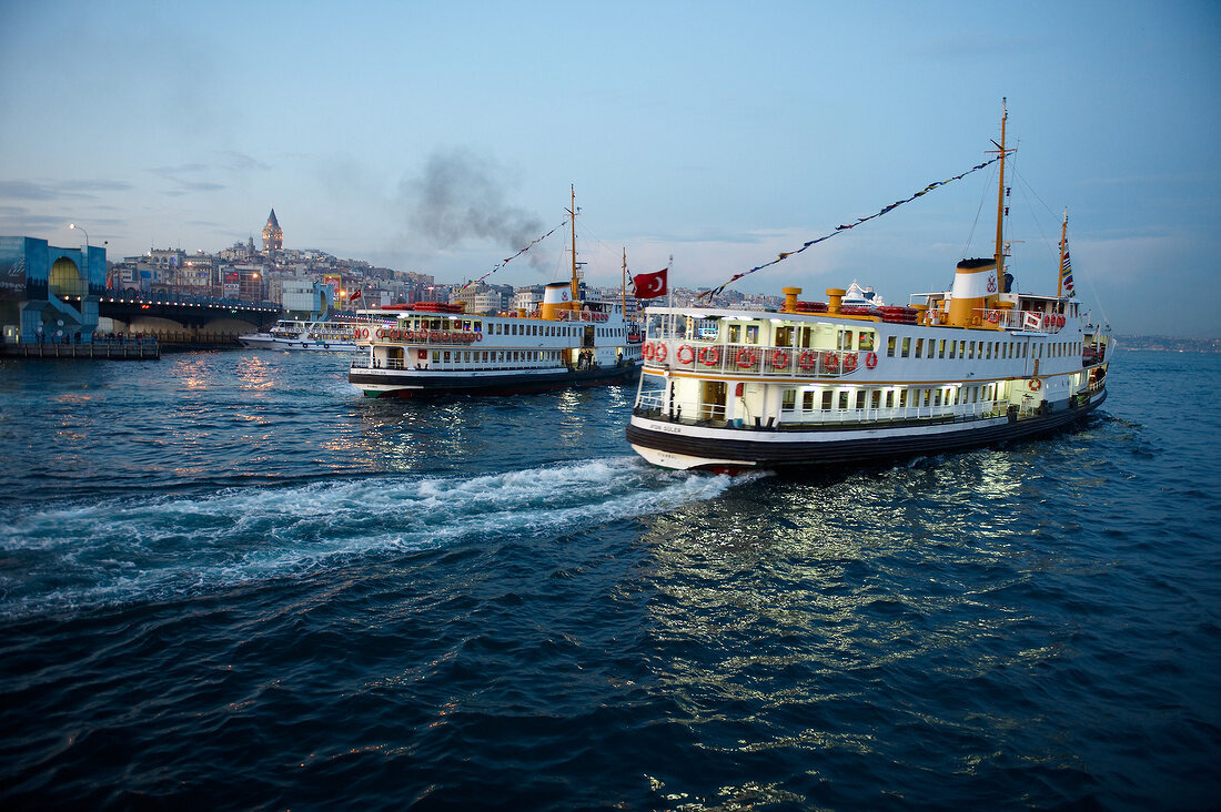 Schiffe auf dem Wasser vor Küste Istanbuls.