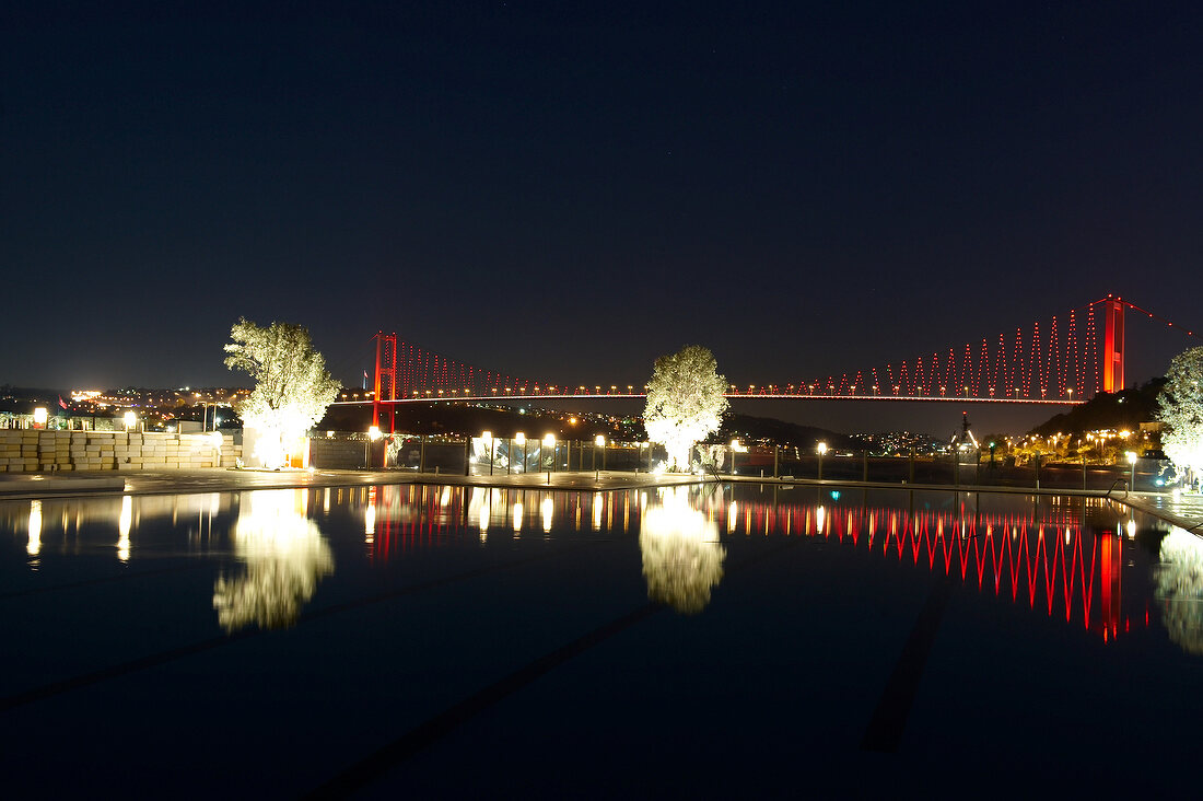 Bosporus-Brücke bei Nacht, be- leuchtet.