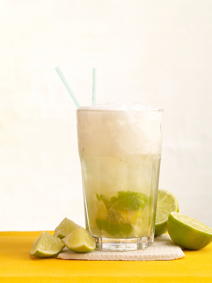 Sommerdrinks, Ragazza Piccola: Caipirinha mit Prosecco, Limetten