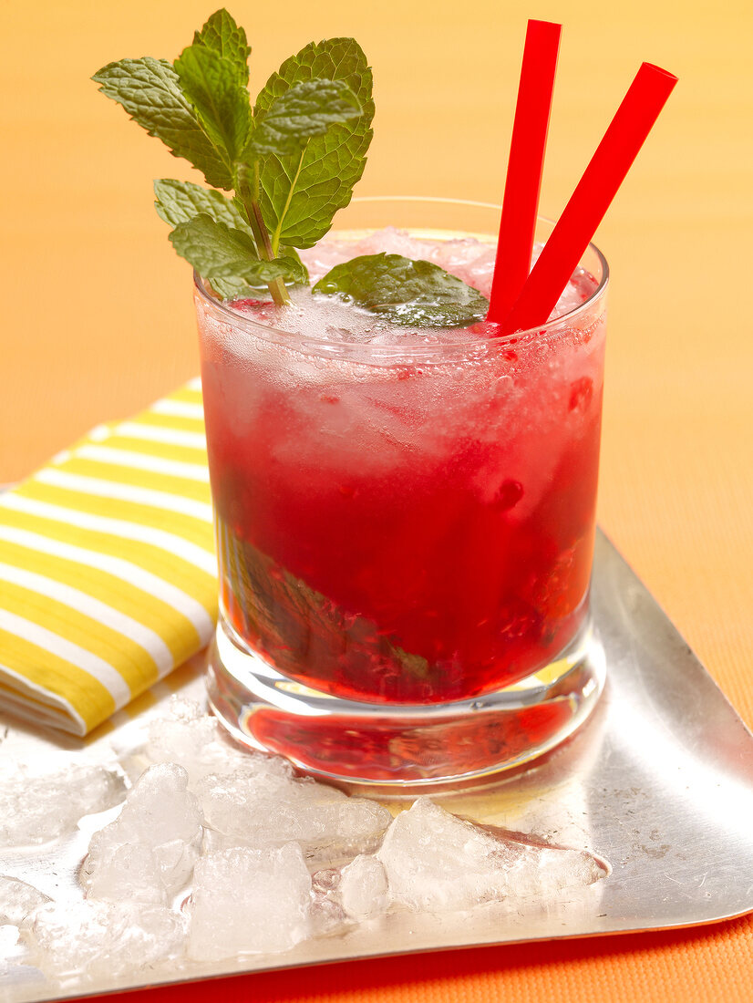 Sommerdrinks, Himbeer-Mojito: Minze, Eiswürfel, Rum, rot
