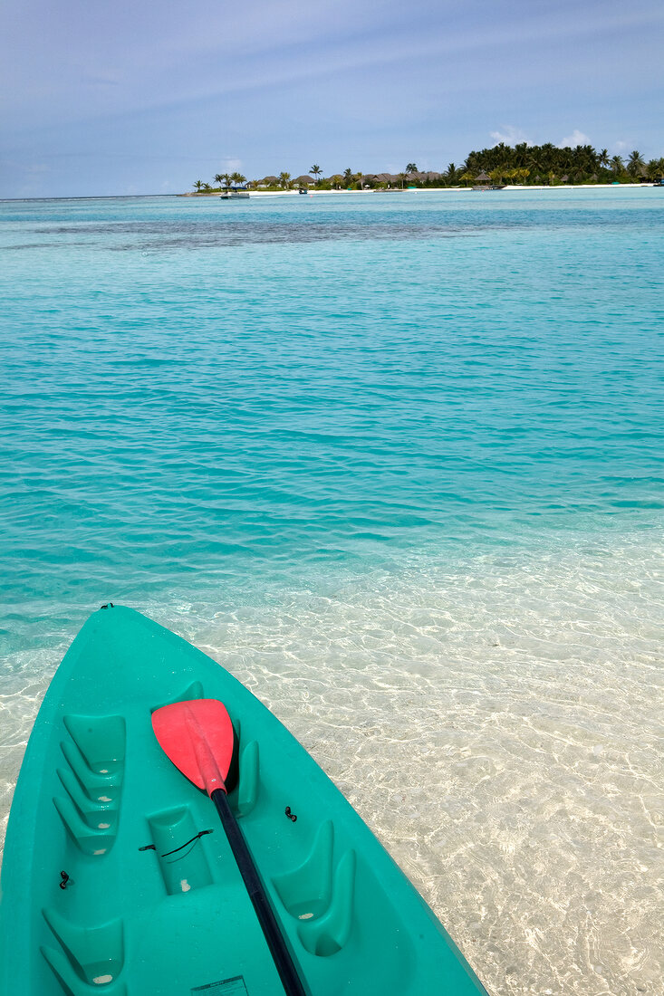 Boot mit Paddel am Strand, Insel Dhigufinolhu, Malediven