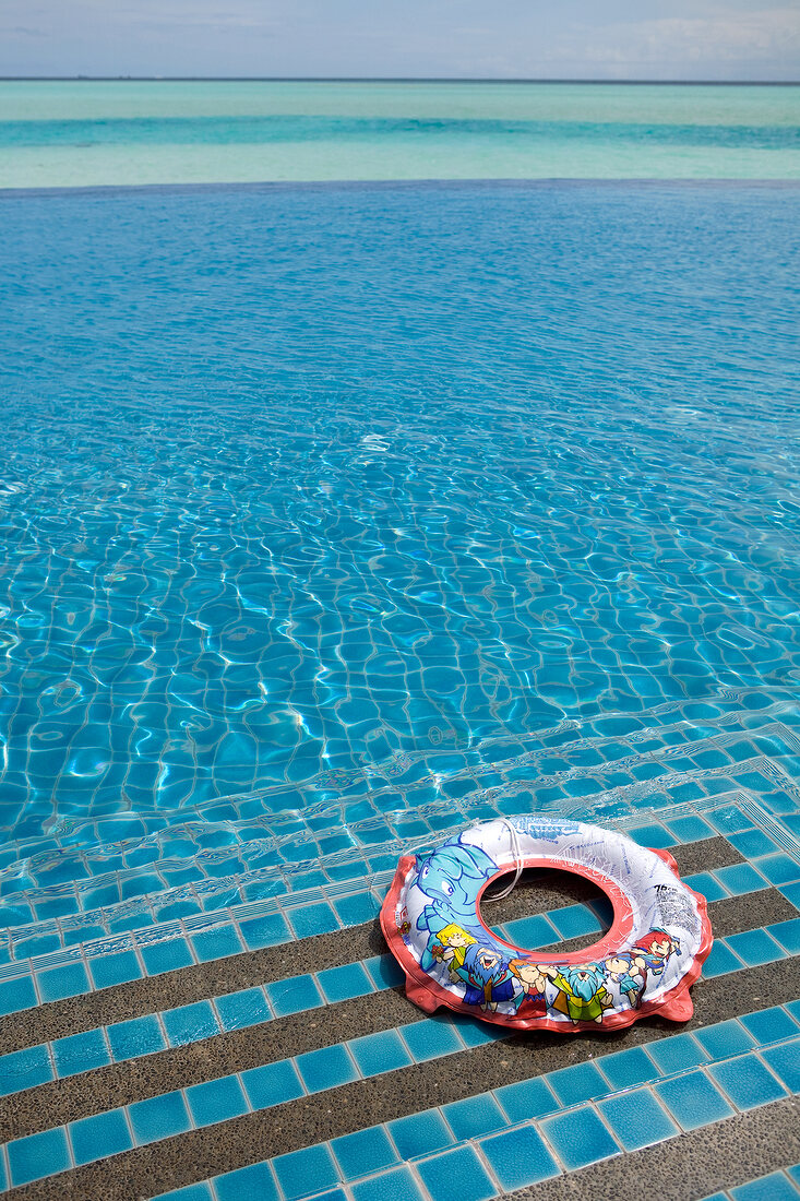 bunter Schwimmring am Pool, Malediven, Insel Dhigufinolhu