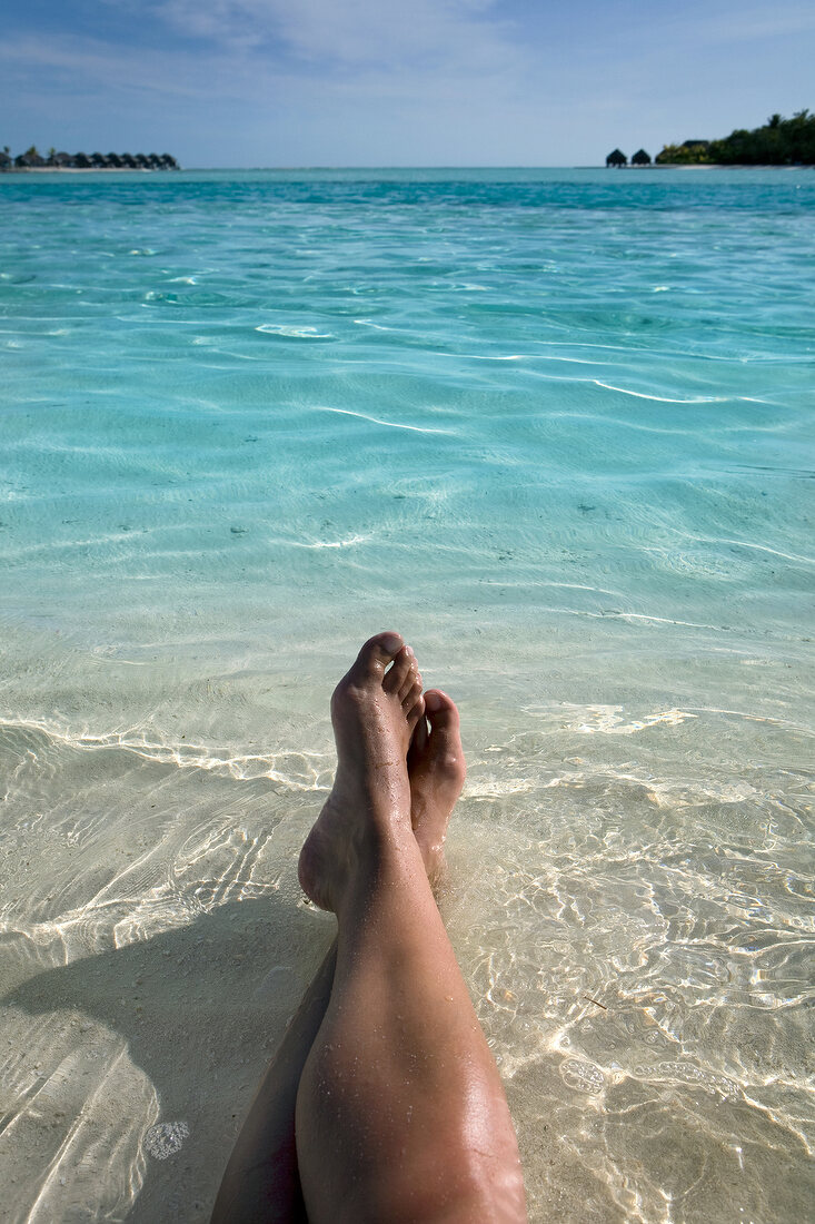 Beine in seichtem Wasser, Meerblick, Insel Veliganduhuraa, Malediven