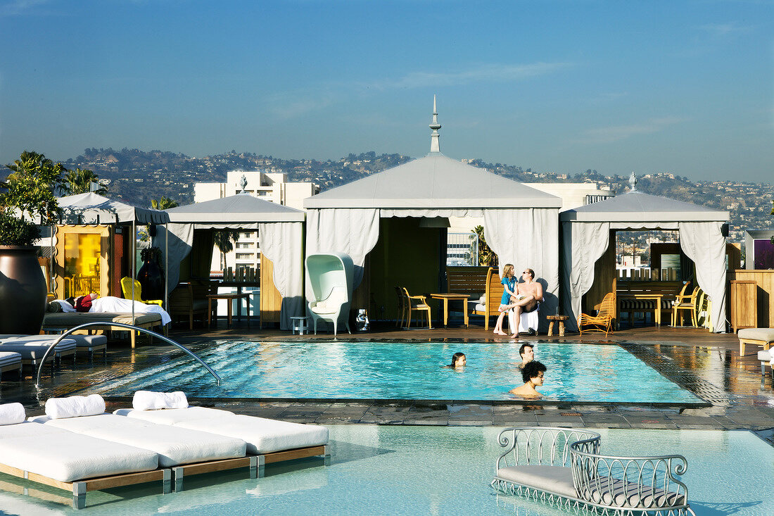 Dachterrasse des SLS Hotel at Beverly Hills, Pool und Liegen