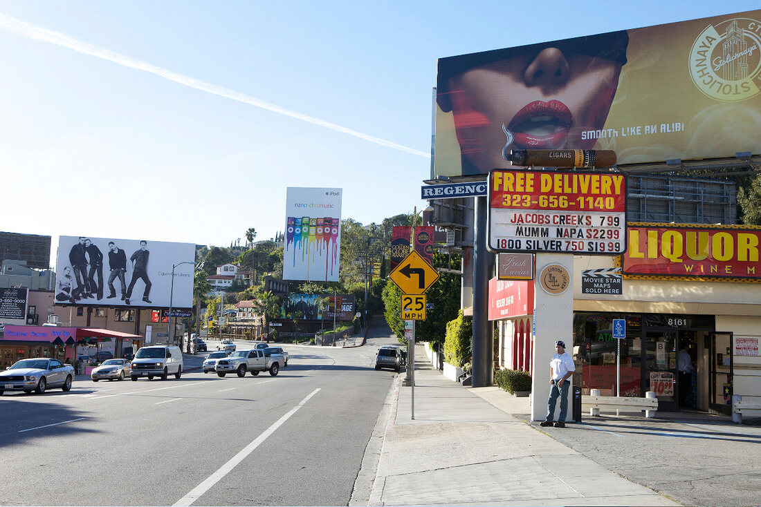 Straße in Los Angeles und Reklametafeln.