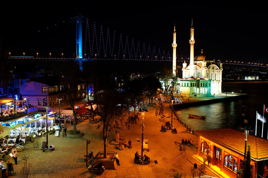 Mecidiye Moschee mit Uferpromenade, Nacht, beleuchtet, Bosporus