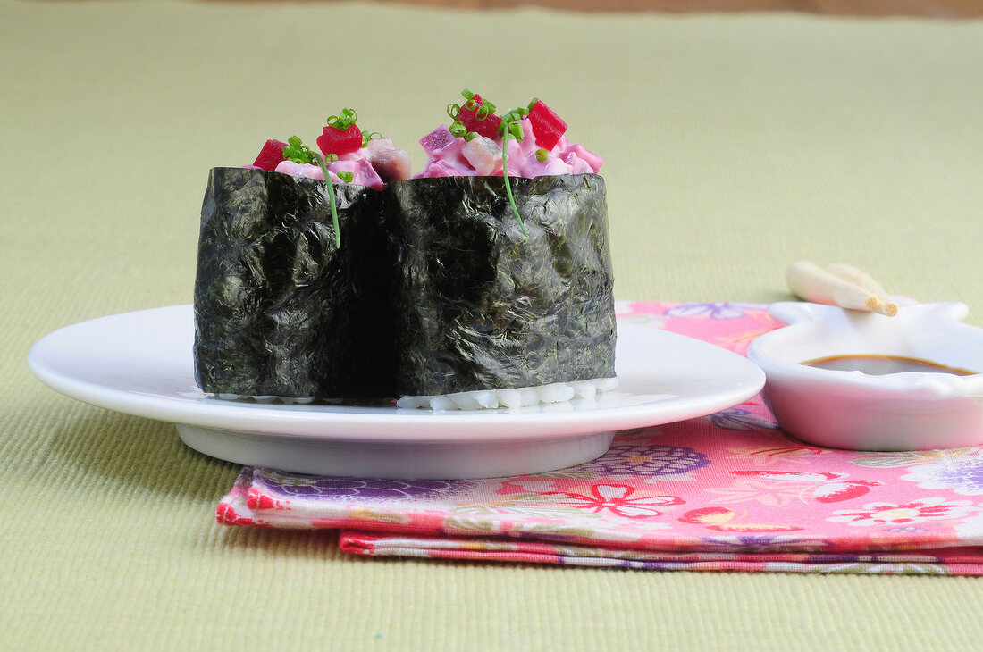 Sushi-Bar, Gunkan-Sushi mit Rote-Bete-Matjes-Tatar