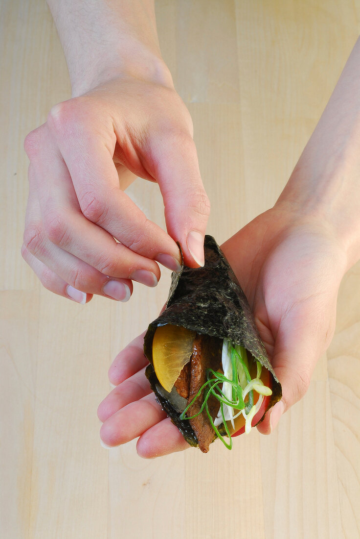 Sushi-Bar, Temaki-Sushi: Nori- blatt zur Tüte formen, Step 3