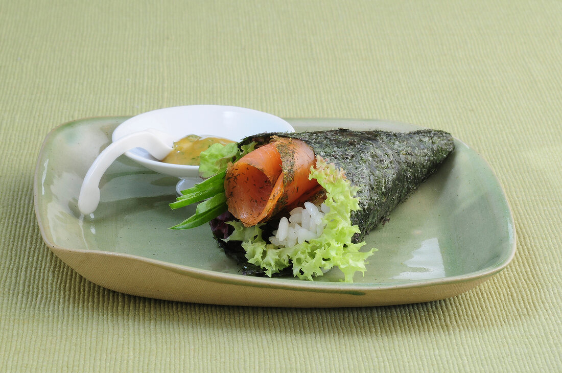 Sushi-Bar, Temaki-Sushi mit Gravad Lachs und Salat