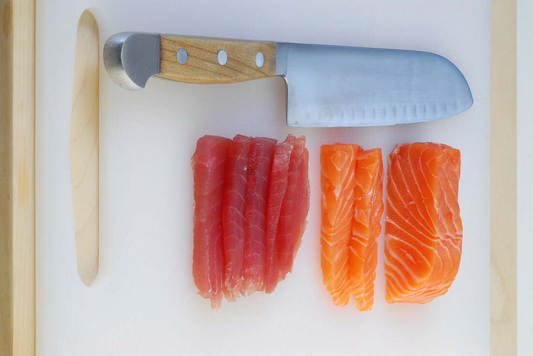 Sushi-Bar, Regenbogen-Sushi: Thunfisch, Lachs schneiden, Step 1