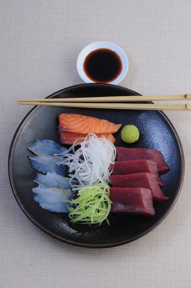 Sushi-Bar, Sashimi mit rohem Fisch: Thunfisch, Lachs, Seezunge