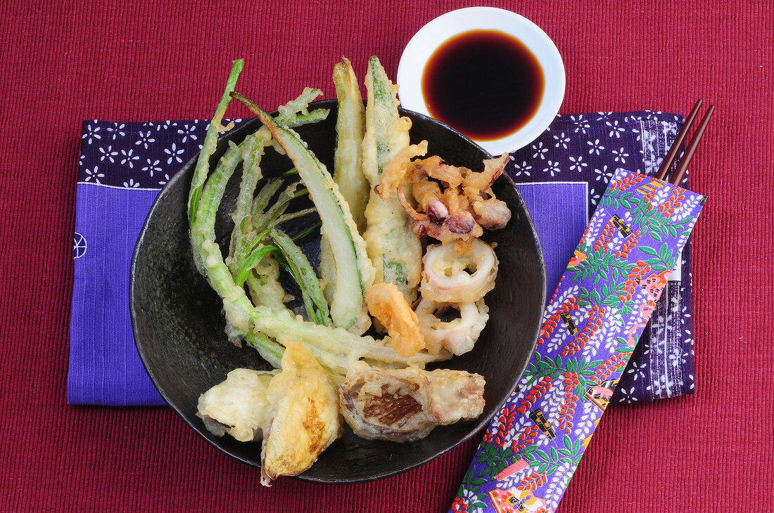 Sushi-Bar, Tintenfisch-GemüseTempura mit Sojasauce
