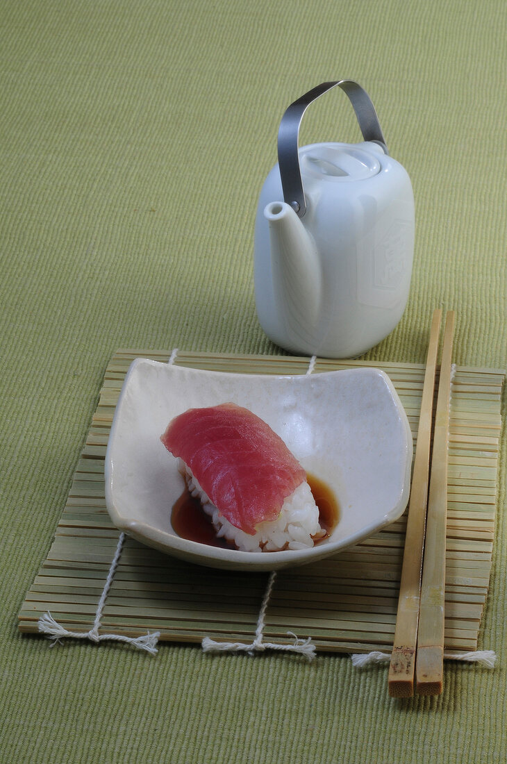 Sushi-Bar, Nigiri-Sushi mit Thunfisch und Sojasauce