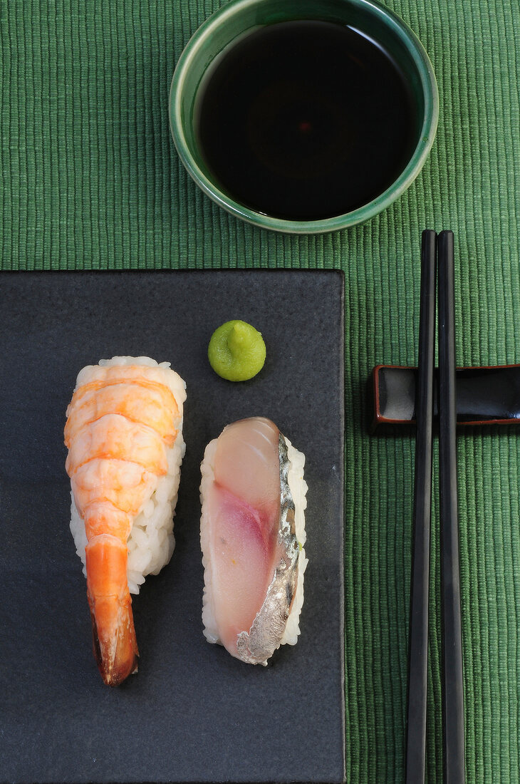 Sushi-Bar, 2 Nigiri-Sushi, 1 mit Garnele und 1 mit Makrele