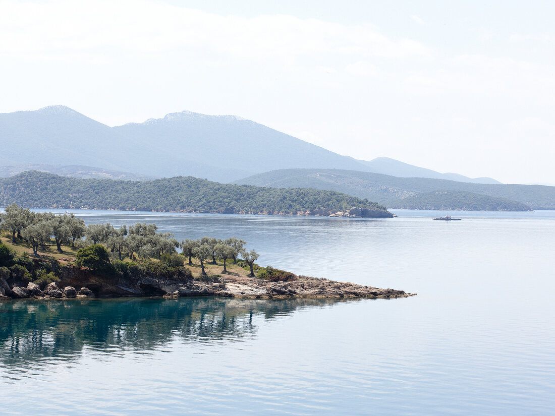 Bucht mit Bäumen und Bergen, Pilion, Griechenland.