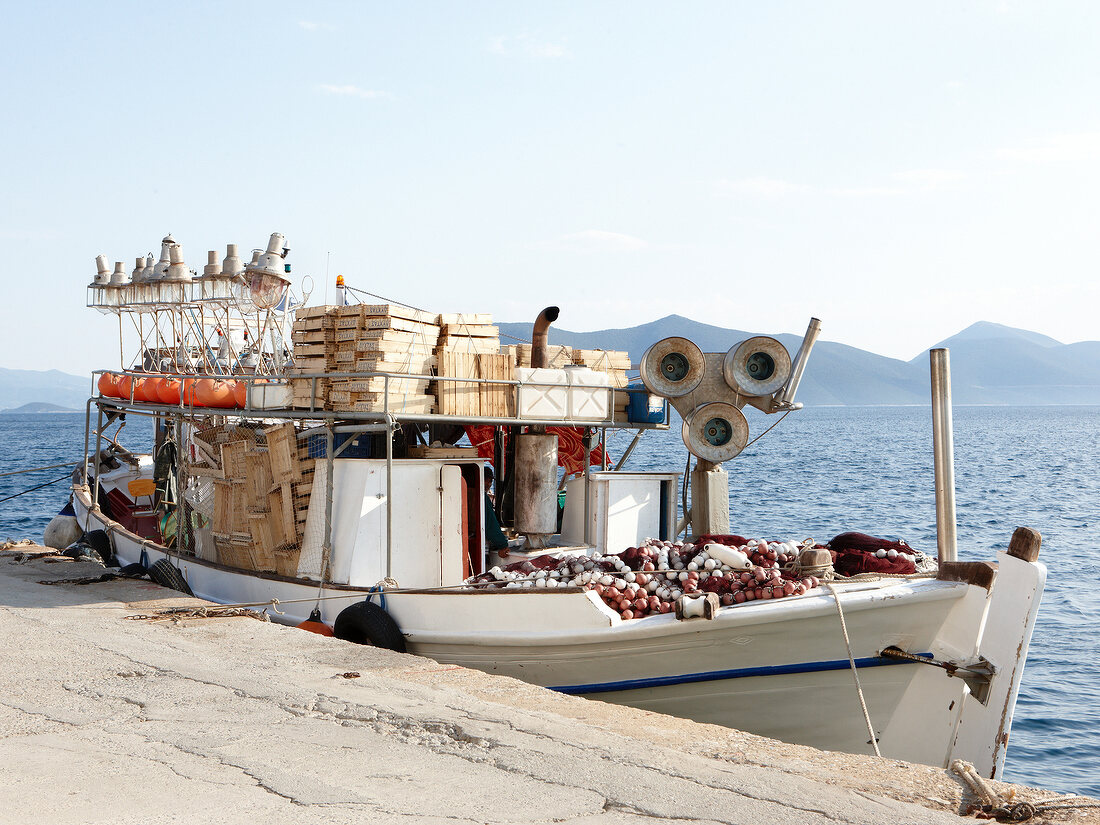 Fischerboot am Kai im Hafen, Pilion, Griechenland.