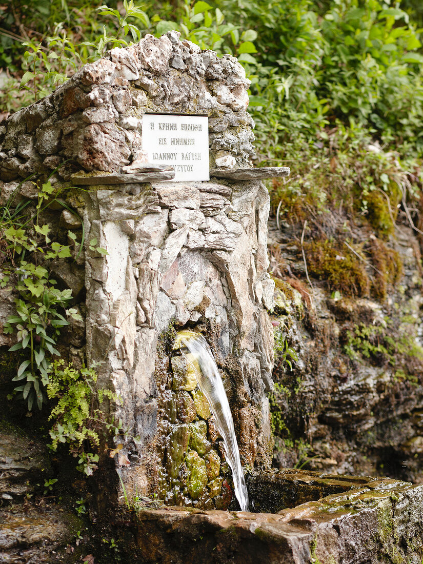 Brunnen in einer Felswand im Wald, Pilion,  Griechenland