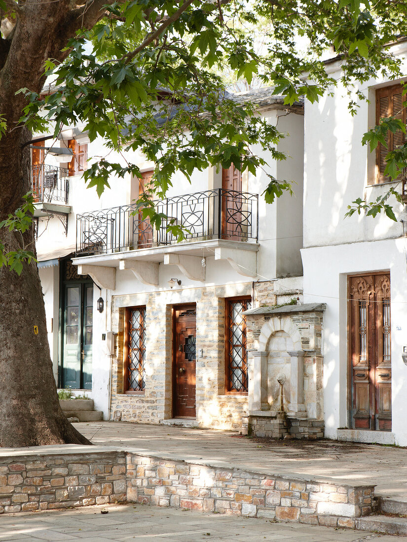 Häuserfassade, weiß, Brunnen, Mauer, Baum, Pilion, Griechenland.