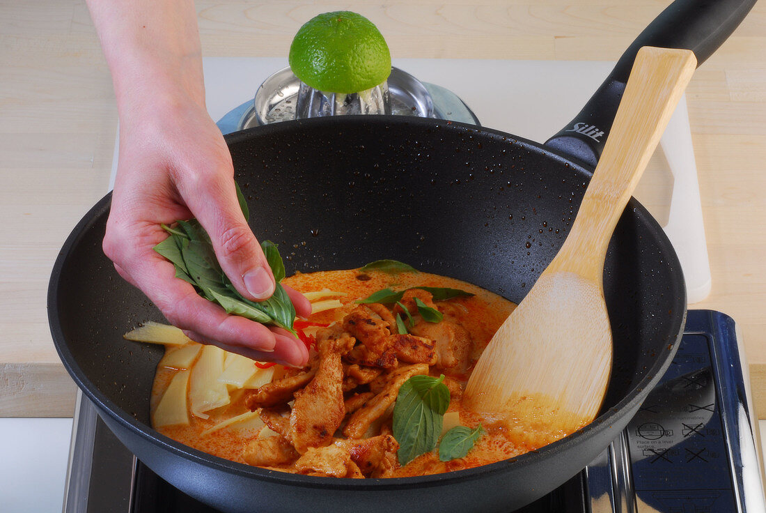 Kochbuch Nr. 1, Thai-Curry Step 5: Basilikumblätter zugeben