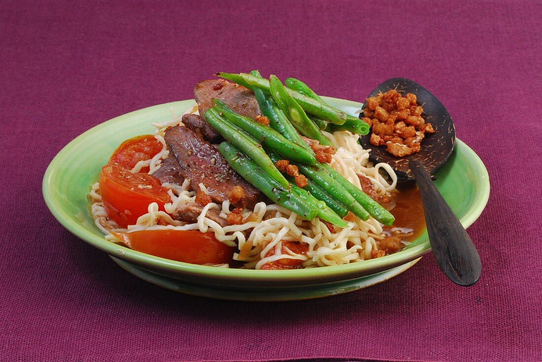 Stir-fried wheat noodles with duck, beans and tomatoes