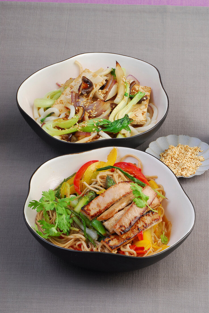 Udon noodles with sesame soba and tuna with peppers in bowls