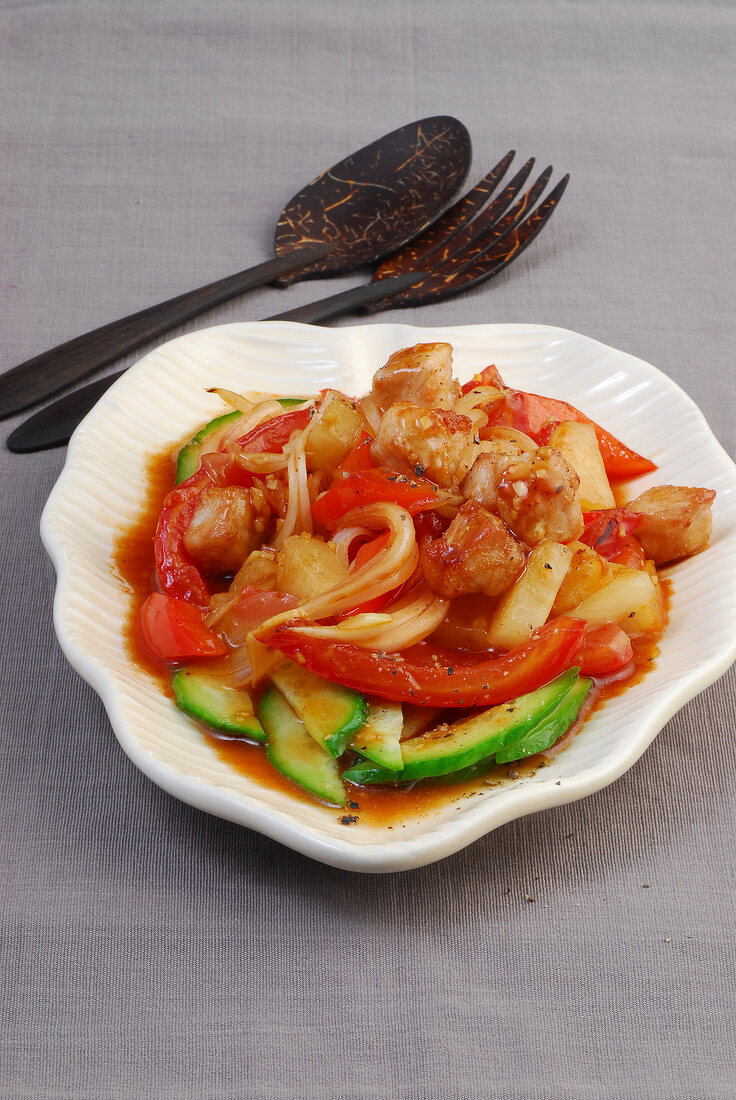 Wok, Schweinefleisch süßsauer mit Ananas, Paprika, Gurke, Tomate