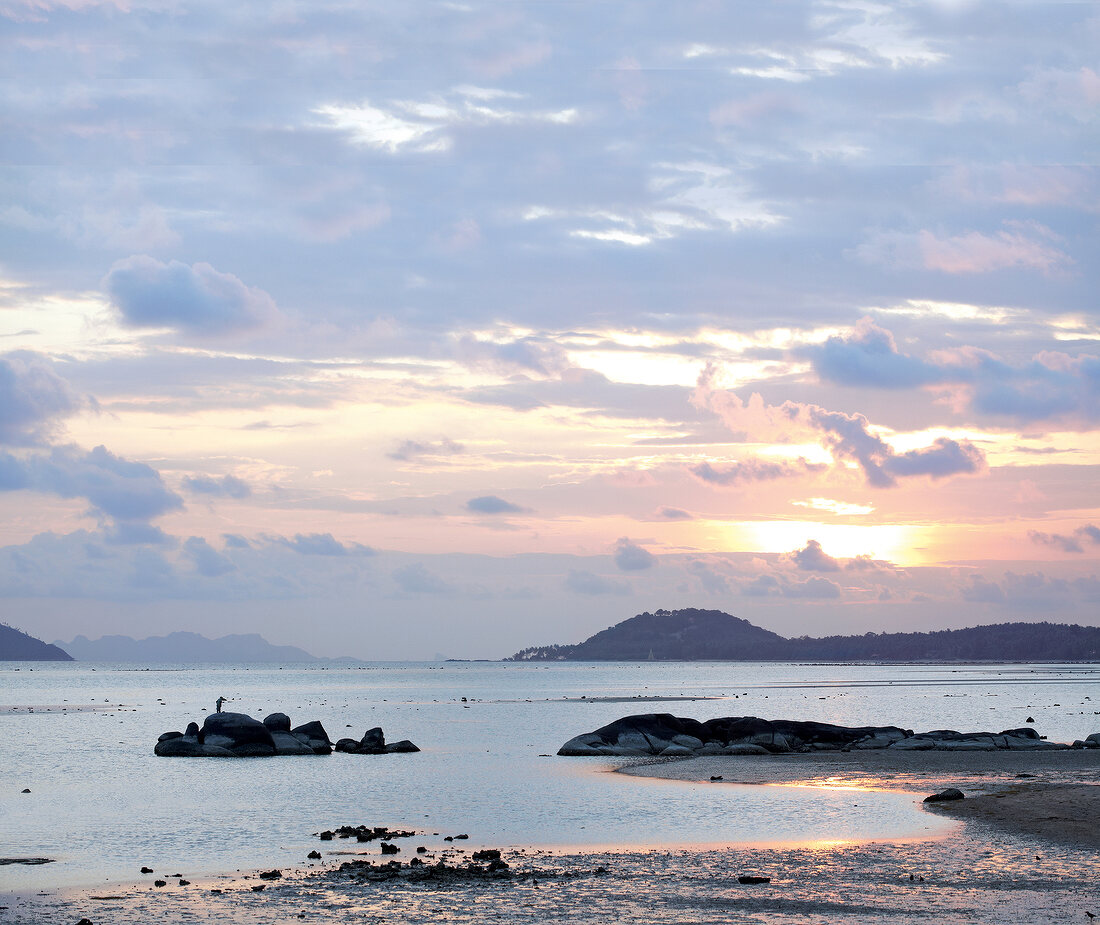 Meerblick, Felsen im Meer, Sonnenun- tergang, Thailand