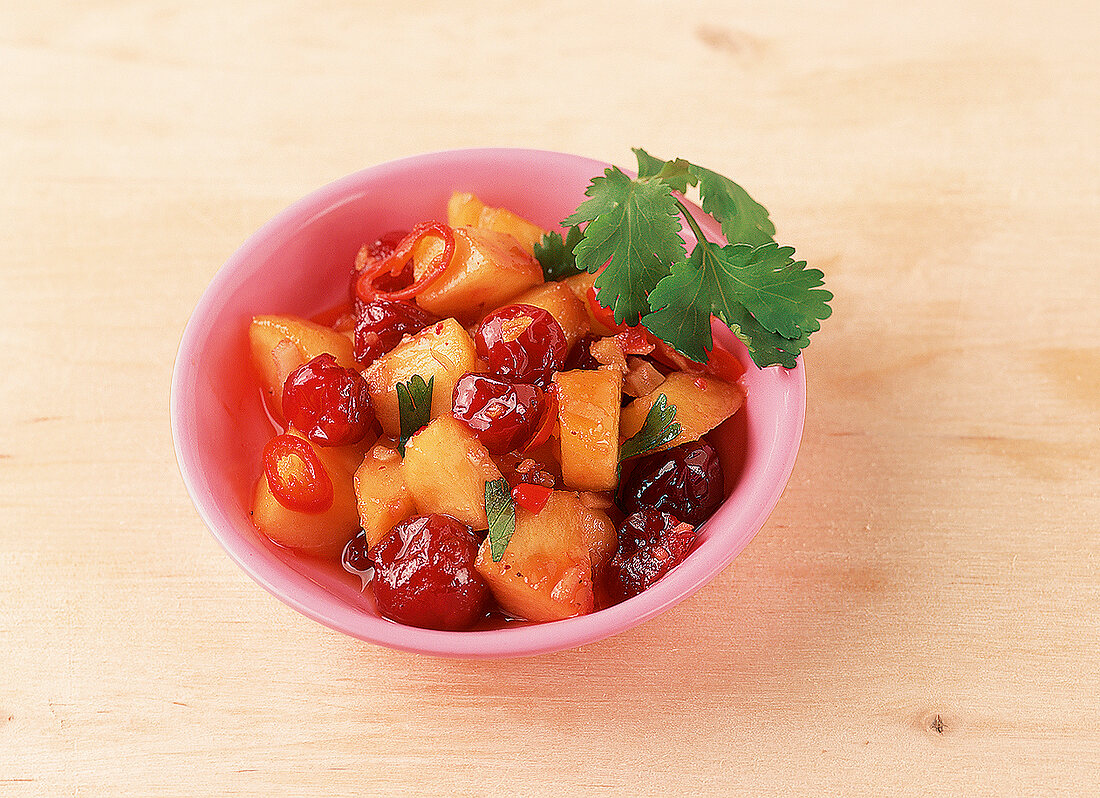 Garen, Pfirsich-Cranberry- Relish mit Chiliringen