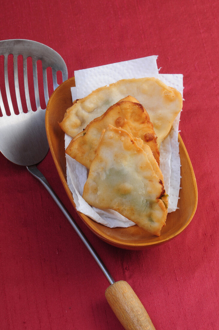 Wok, Frittierte Samosas in 1 Holzschale, Pfannenwender