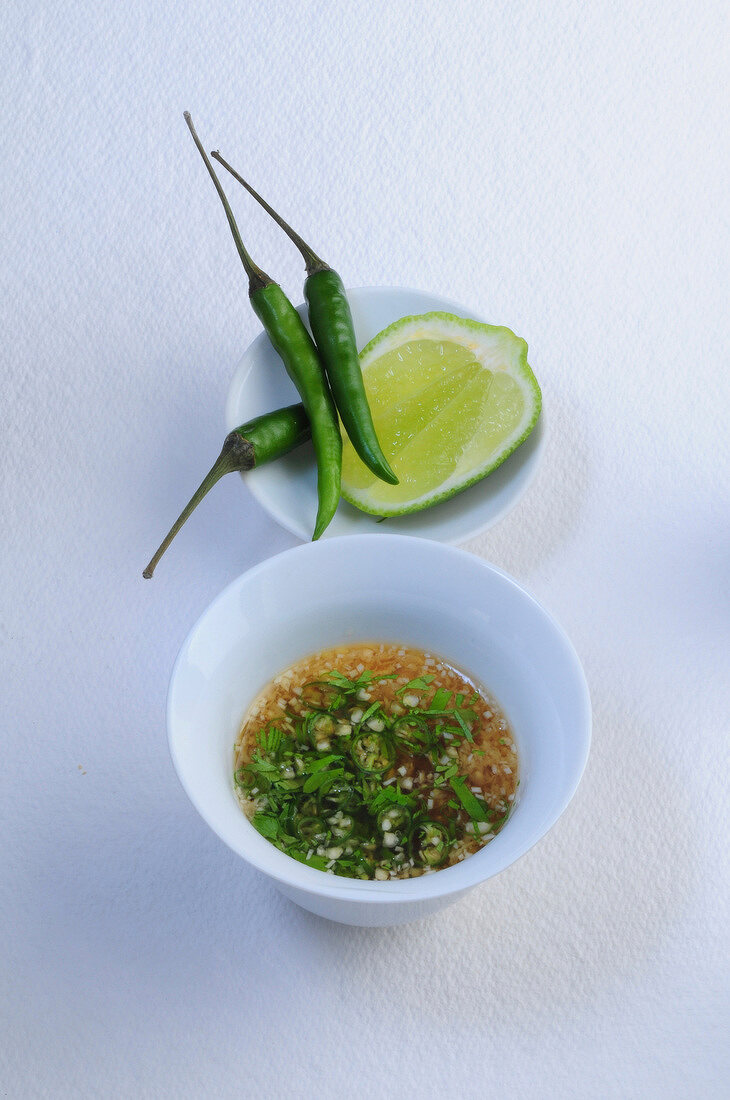 Wok, Koriander-Limetten-Dip, grüne Thai-Chilischoten