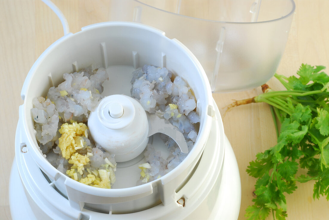 Wok, Wantans: Knoblauch, Ing- wer, Garnelen im Mixer, Step 1