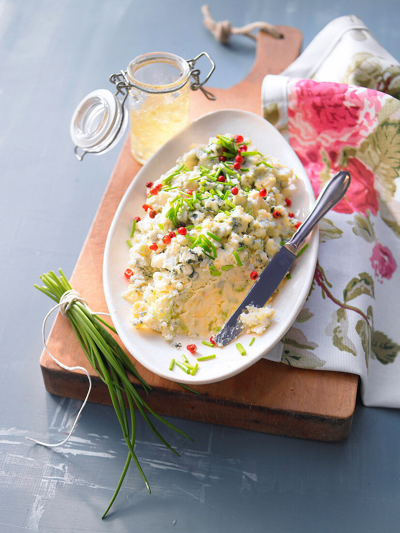 Käsepaté aus Frischkäse, Gouda und Roquefort mit Schnittlauch