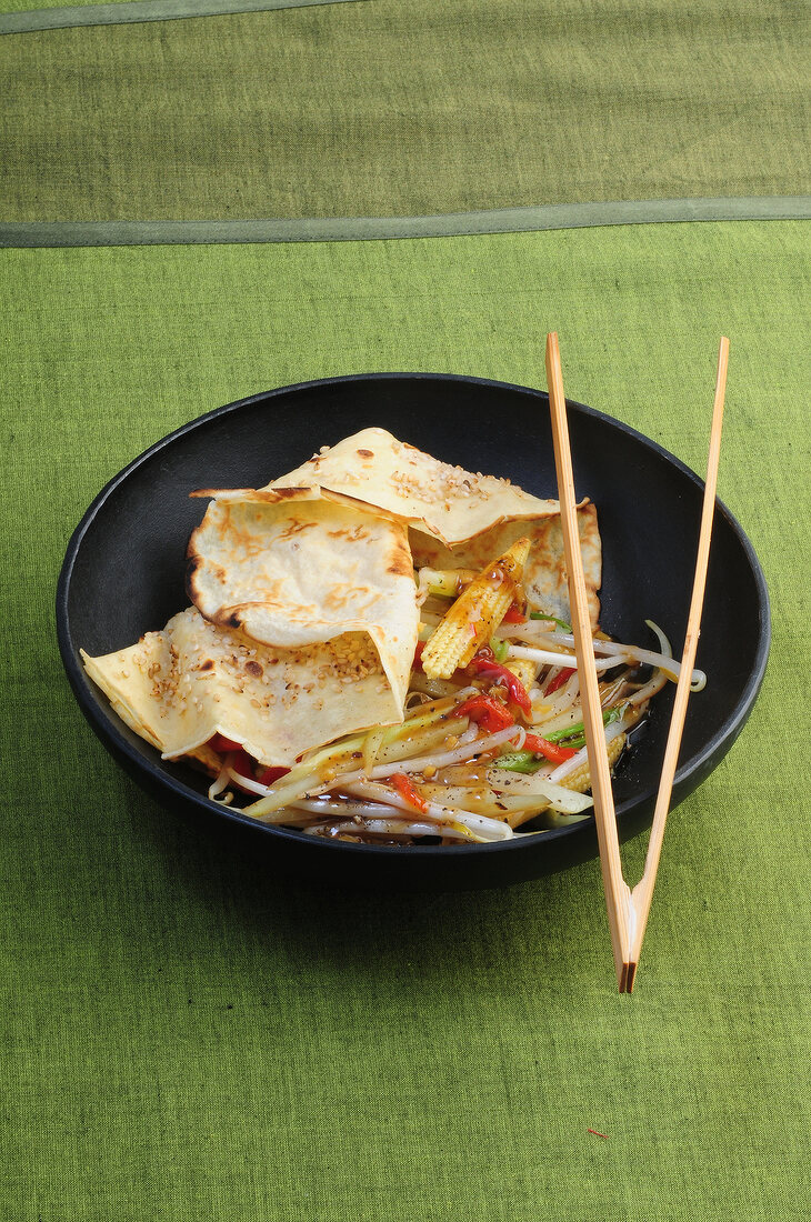 Wok, Gefüllte Sesampfannkuchen mit Babymaiskolben und Sprossen