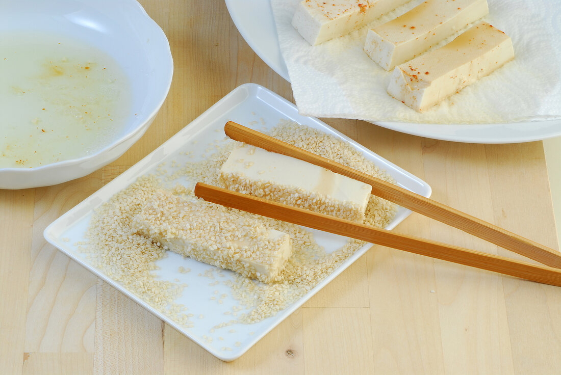 Wok, Sesam-Tofu: Tofu in Eiweiß und Sesamsamen wenden, Step 3