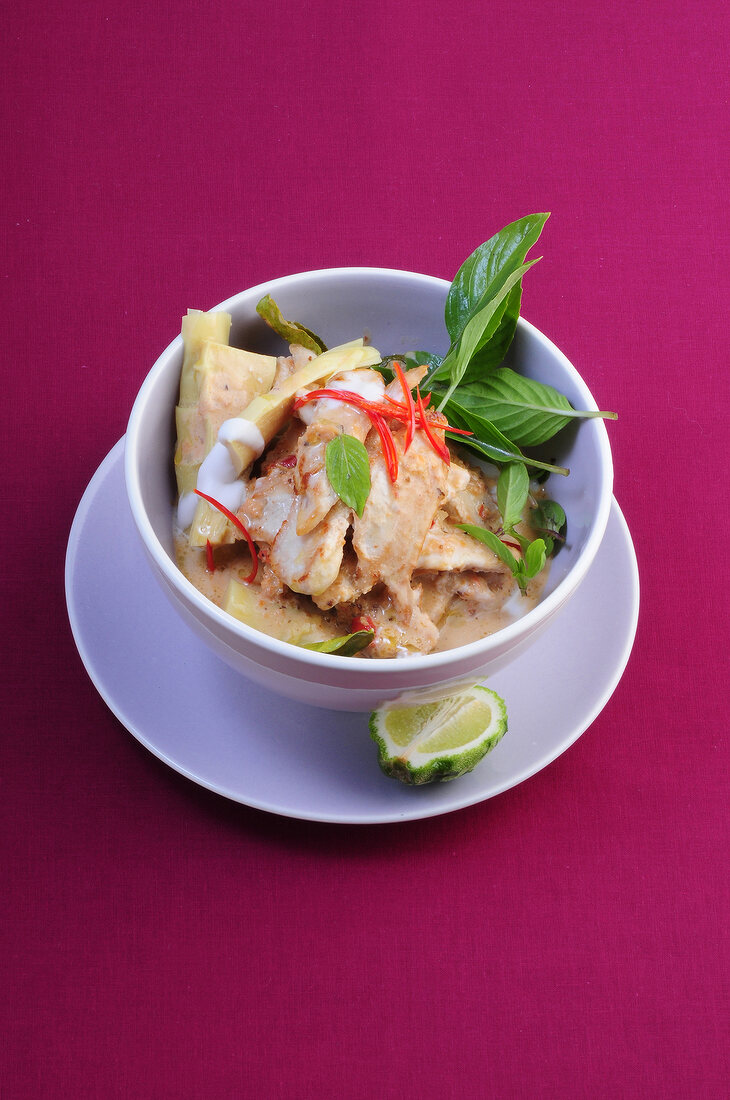 Wok, Hähnchen-Curry mit Bambussprossen und Limette