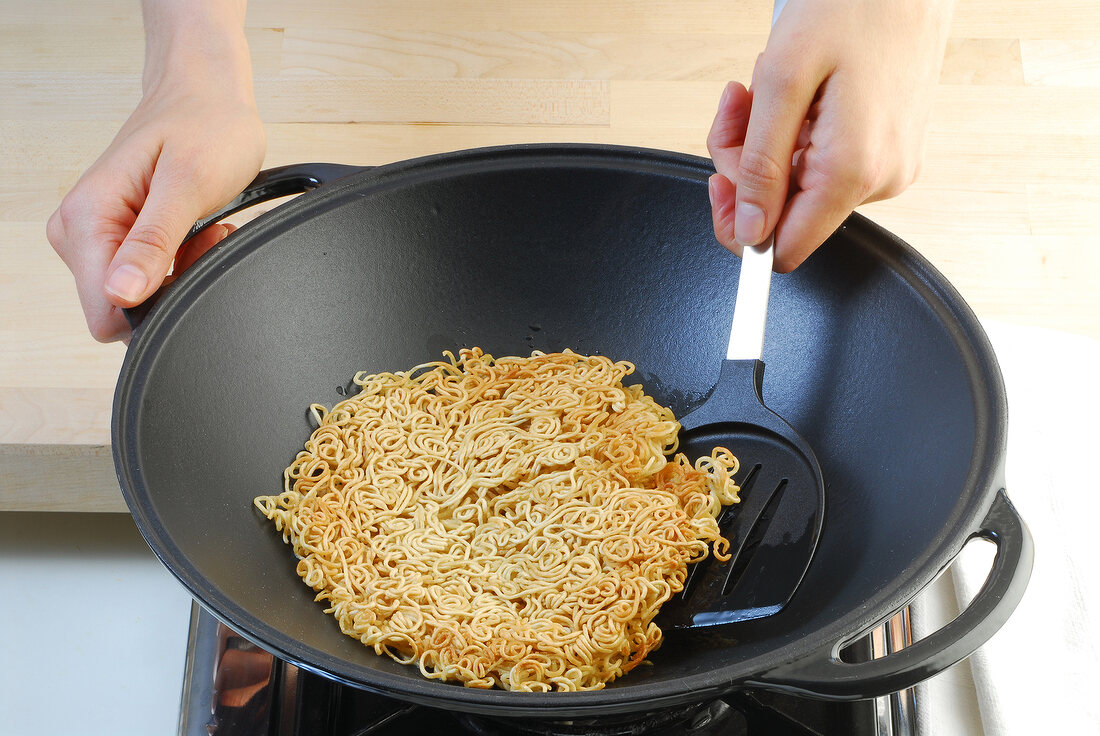 Wok, Knuspernudeln: Eier-MieNudeln im Wok wenden, Step 2