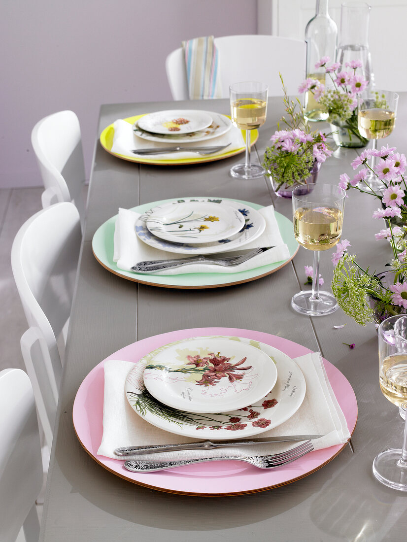 Gedeckter Tisch, Teller mit Blumen- muster, ländlich